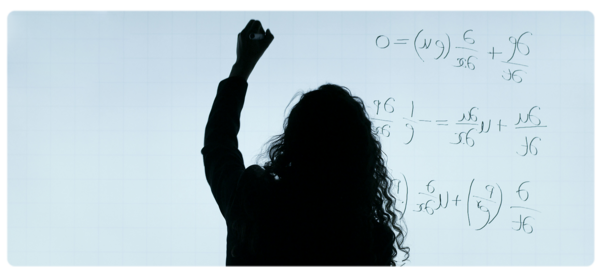 物理学家站在桌前解方程式